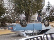 Автомобил се преобърна в центъра на Тополовград