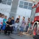 Деца се радват на пожарната