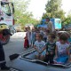 Деца се радват на пожарната