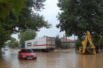 Дъждът намаля, но вода продължава да приижда към Харманли