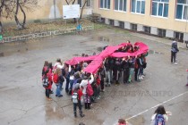 Ученици разгънаха червена лента, символ на борбата със СПИН в Харманли