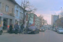 Разсеян шофьор причини ПТП и рани жена