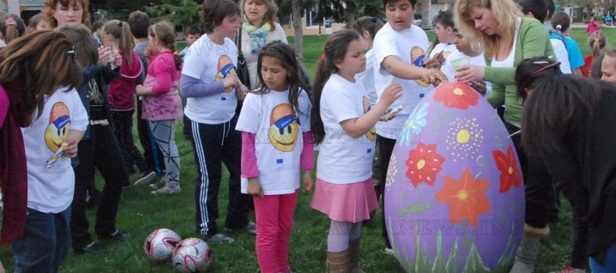 Голямото Великденско боядисване събра децата на Любимец