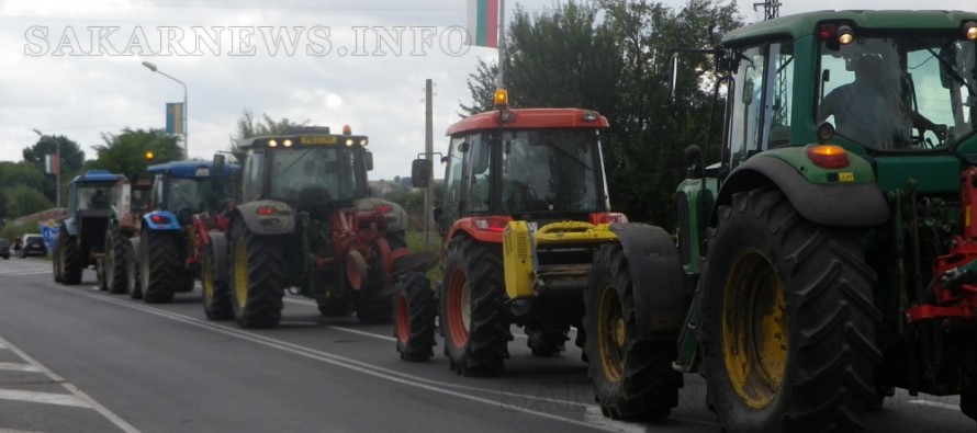 Земеделци от Болярово се включиха в демонстративното зареждане от бензиностанция