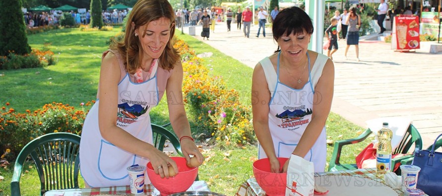 Министър Ангелкова показа как се меси баница в Кърджали