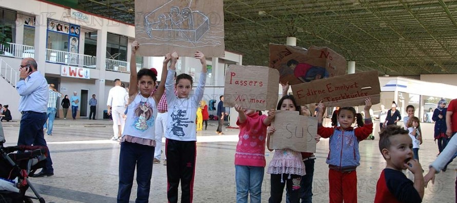 Турските власти задържат хиляди бежанци, те намират друг път за Европа