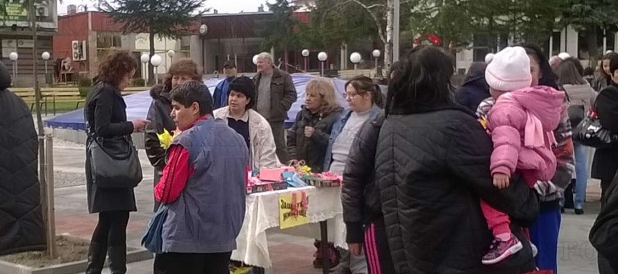 Организираха благотворителен базар за мартеници в Елхово
