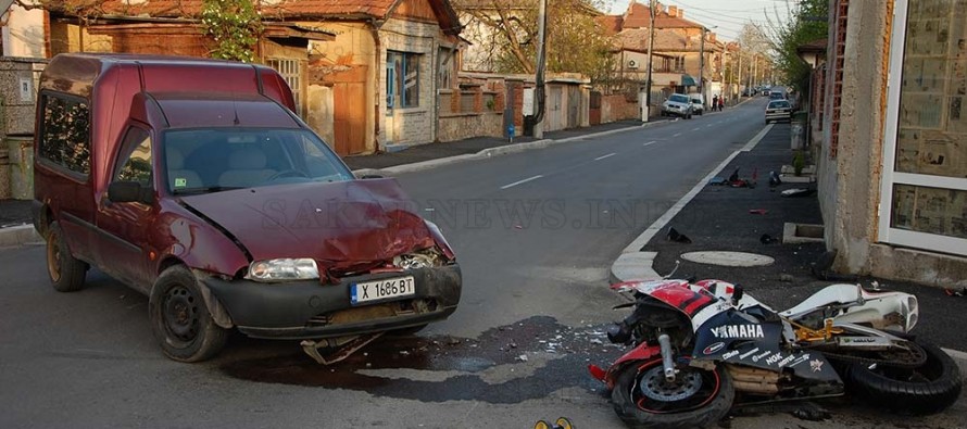 Мотоциклетист на 16 години пострада при сблъсък с пикап