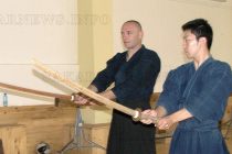 Японец усъвършенства харманлийци в японското бойно изкуство кендо