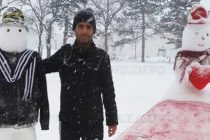 Снежни фигури украсиха двора на бежанския лагер