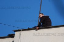 Мъж скочи от покрива на жилищен блок