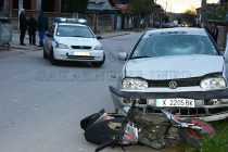 Кола блъсна моторист и спътника му