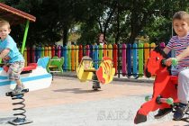 Детска площадка в Любимец грейна с цветовете на дъгата