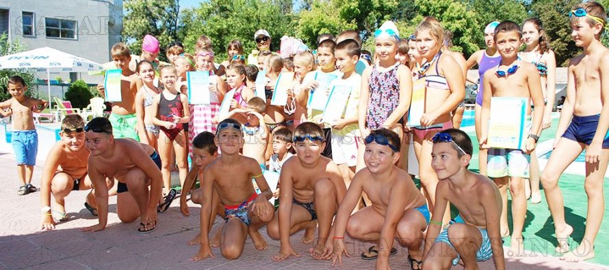 Деца се сдобиха с дипломи за  завършен курс по плуване