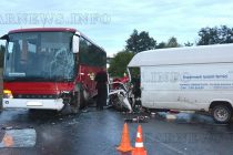 Микробус се удари в автобус заради обърнат ТИР