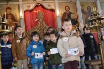 Деца рецитираха стихове за семействата си в храм