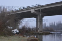 Тежък камион скъса три мантинели и парапет и падна от 30 метров мост