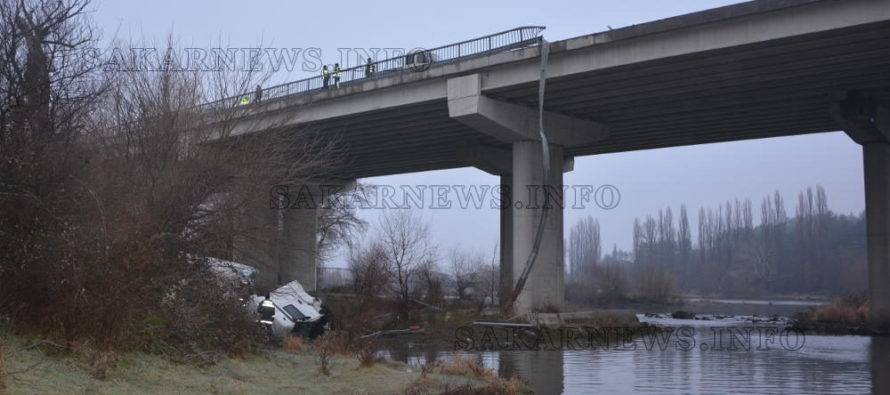 Тежък камион скъса три мантинели и парапет и падна от 30 метров мост