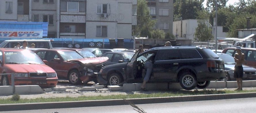 Осем коли ударени, след като кола нахлу в автокъща