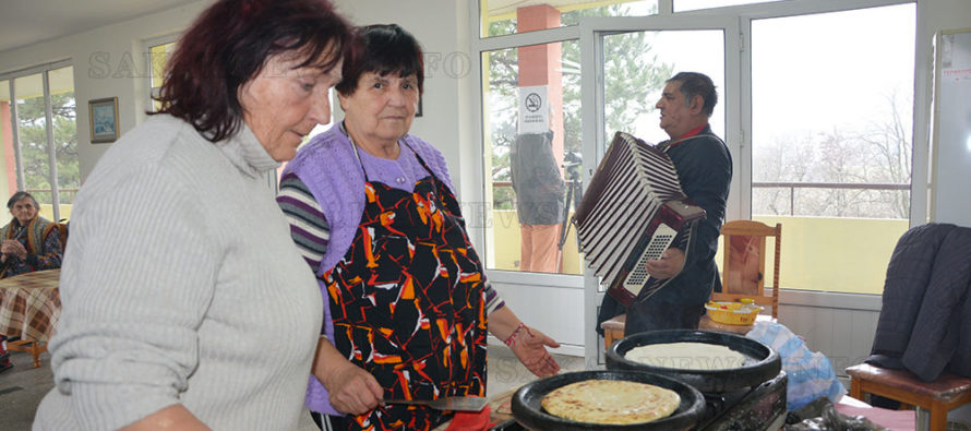 Доситеевските баби нахраниха възрастни хора с карталачета
