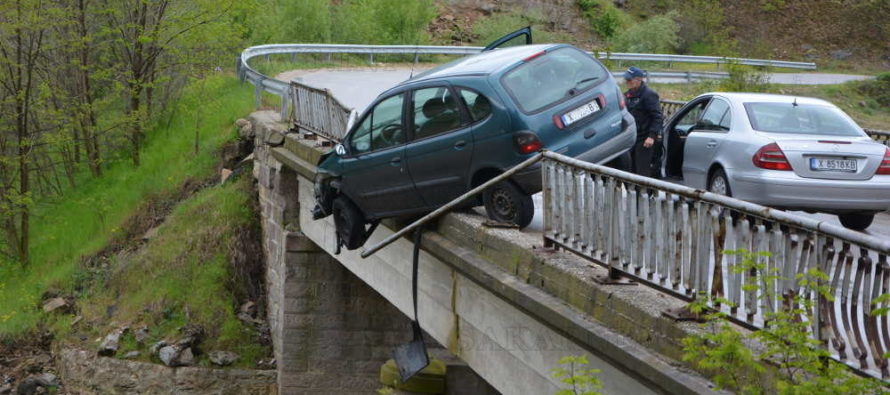Кола скъса парапет на мост и увисна на него