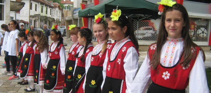 „Розите на България“ събра  танцуващи хо̀ра по площадите