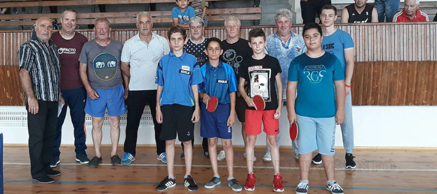 Деца, младежи и ветерани участваха  в турнир по тенис на маса