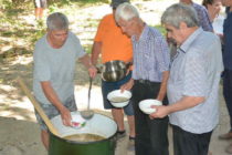 „Богородична рибена чорба“ събра харманлийци под прохладните сенки на Марица