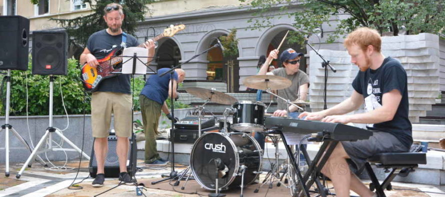 Музиканти от Англия и Австралия свириха на „Късче от лятото“