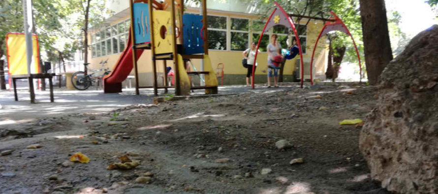 Фекални води текат до детска площадка