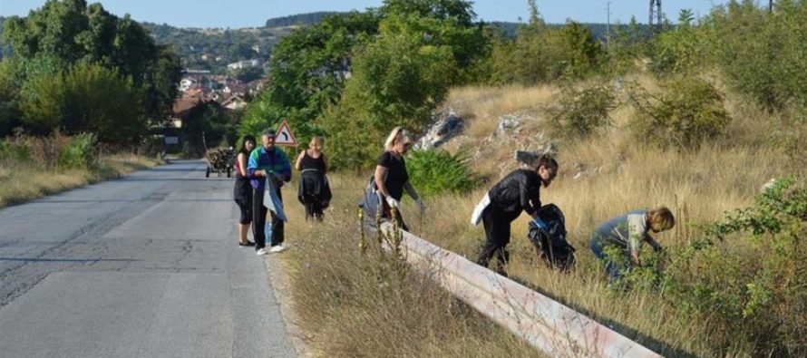 При почистването в Тополовград  се включиха предимно общинари