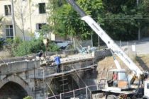 Започна аварийно укрепване  на Гърбавия мост