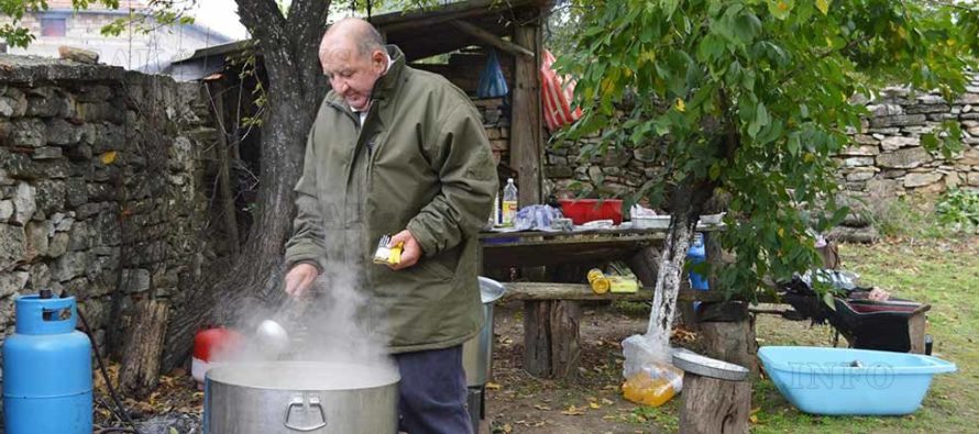 Курбан на Петковден имаше в църквата в Орешник