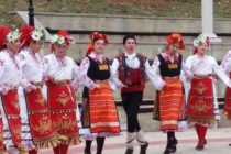 Танцьори се хванаха  на „Хоро в сърцето  на Родопите“