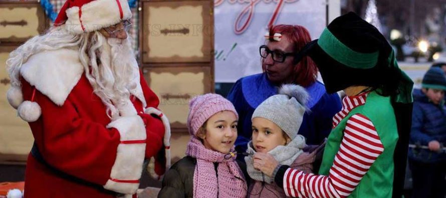 Дядо Коледа провокира с въпроси очакващите го в Свиленград