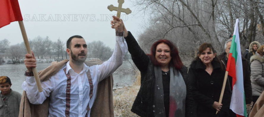 Марио Аладжов извади кръста от река Марица в Симеоновград