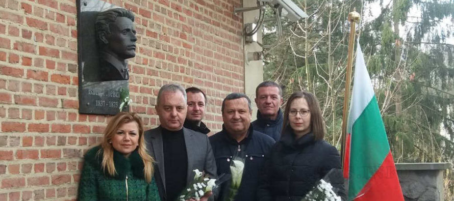 Евгения Ангелова поднесе цветя пред барелефа на Левски в Брюксел