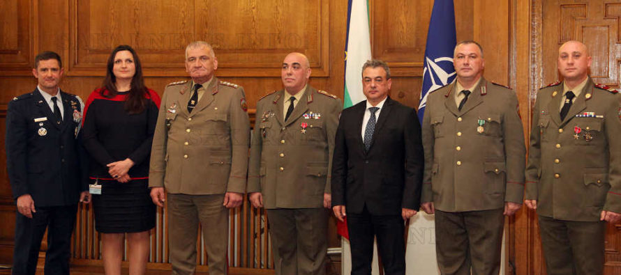 САЩ награди български военни, участвали в „Решитална подкрепа“