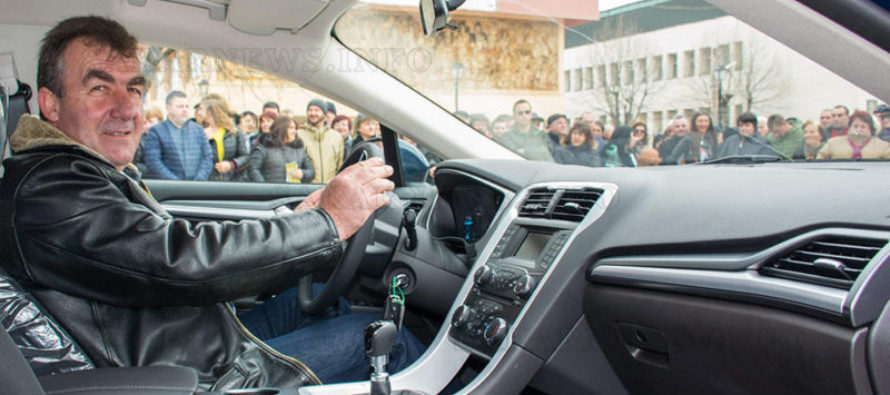 Александър Ангелов подкара  нов автомобил, спечелен от Тотото