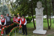 С цветя окичиха   паметника на тракиеца  Капитан Петко войвода