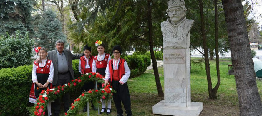 С цветя окичиха   паметника на тракиеца  Капитан Петко войвода