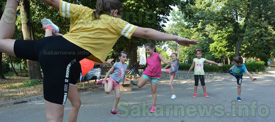 Деца спортуват с пособия от дарители