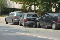 Фолксваген не успя да вземе завой и блъсна паркирала кола