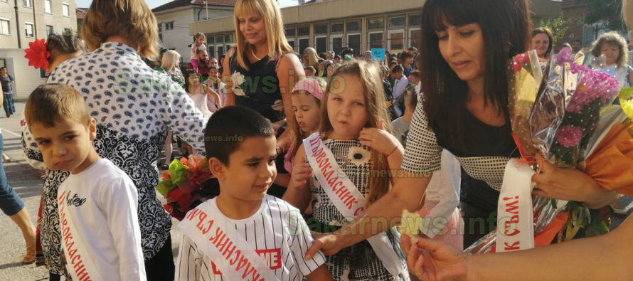 Питка с мед и звънец  приветстваха учениците в НУ „Алеко Константинов“