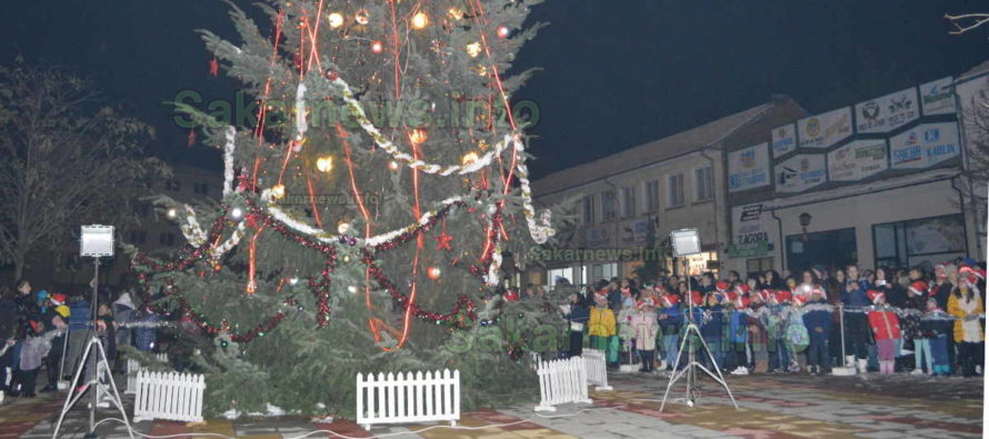 Коледната елха в Тополовград грейна