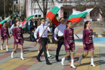 Площадът в Тополовград се изпълни  с народ на Трети март