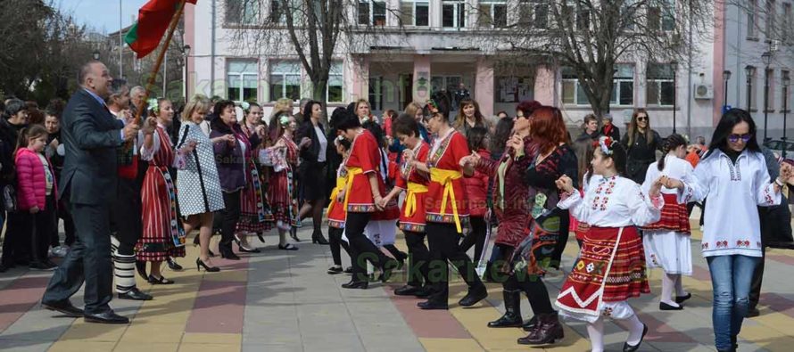 Площад „Освобождение“ в Тополовград се изпълни с хора
