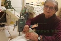 Баба на 93 години шие  благотворително маски  за медицински лица