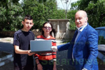 Депутати от „БСП за  България“ подариха  лаптоп на даровити деца