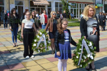 С венци, стихове и слово бе отбелязан Денят на Ботев в Тополовград